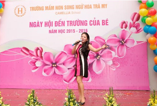 Ca sĩ Anh Thơ - phụ huynh trường mầm non Hoa Trà My hát tặng nhà trường trong ngày khai giảng Ca sĩ Anh Thơ - phụ huynh trường mầm non Hoa Trà My hát tặng nhà trường trong ngày khai giảng