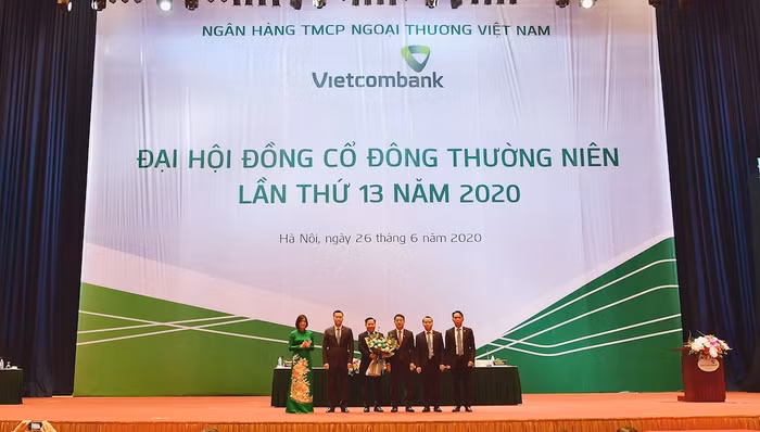 Ban lãnh đạo Vietcombank tặng hoa chúc mừng ông Lại Hữu Phước – Trưởng Ban Kiểm tra nội bộ được bầu vào Ban kiểm soát Ngân hàng Thương mại cổ phần Ngoại thương Việt Nam nhiệm kỳ 2018-2023