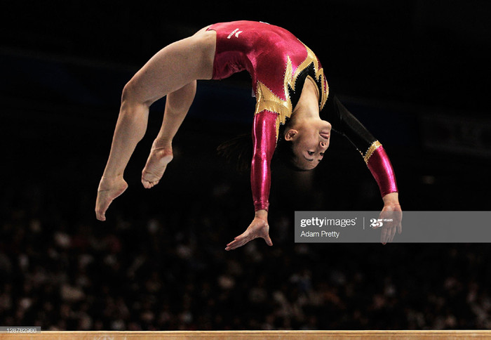 Kim Bùi trình diễn môn nhảy nghệ thuật trên sàn trong trận đấu ở Tokio năm 2011 (nguồn ảnh: Kim Bui-Wikipedia và Facebook)