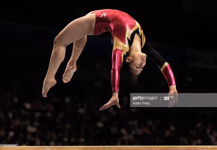 Kim Bùi trình diễn môn nhảy nghệ thuật trên sàn trong trận đấu ở Tokio năm 2011 (nguồn ảnh: Kim Bui-Wikipedia và Facebook)