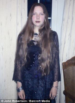 Nerina Orton năm 14 tuổi khi cô bắt đầu có thói quen mặc áo corset