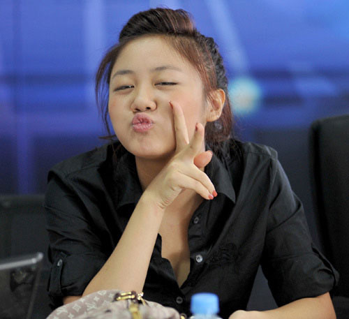 Văn Mai Hương chu môi tạo dáng đáng yêu trước ống kính Văn Mai Hương chu môi tạo dáng đáng yêu trước ống kính