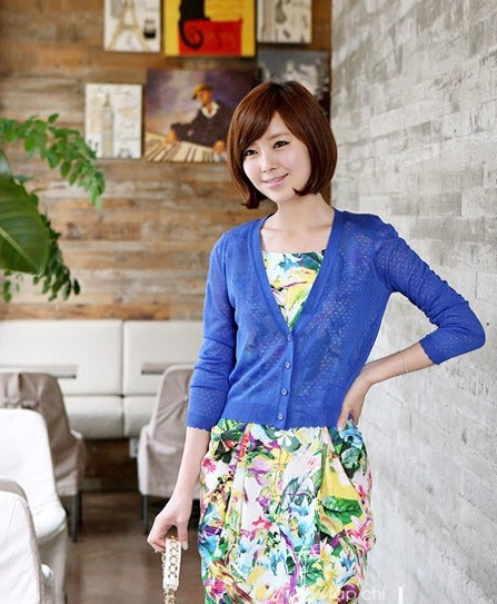 Chiếc váy hoa rực rỡ của mùa hè vẫn được "trưng dụng" khi thu sang, chỉ cần bạn khéo kết hợp chúng với một chiếc áo cardigan hợp màu (Ảnh: Tạp chí làm đẹp)