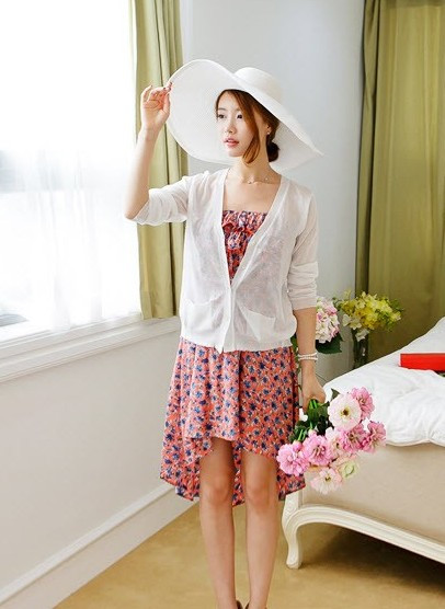 Chiếc váy mullet vốn là hot item của các cô gái mùa hè vừa rồi, nhưng giờ bạn vẫn có thể đủng đỉnh mang chúng vào mùa thu, chỉ cần khoác thêm một chiếc áo cardigan xinh xắn (Ảnh: Tạp chí làm đẹp)