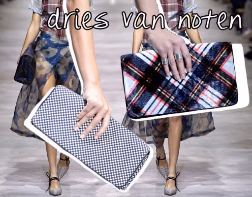 Những chiếc clutch in họa tiết kẻ đầy thanh lịch.