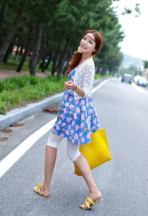 Cô bạn này còn mặc thêm một chiếc legging mỏng nữa, ấm áp mà vẫn thật xinh.