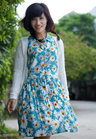 Chiếc áo cardigan ren màu trắng này thật đáng yêu, màu trắng cũng có thể kết hợp được với gần như tất cả màu sắc, kể cả những sắc màu dịu dàng hay gắt gỏng nhất.