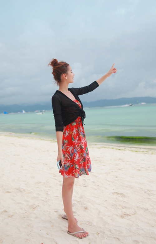 Chiếc áo cardigan màu đen, mix với váy họa tiết nhiệt đới sôi động của mùa hè, chúng khá là "ăn ý" với nhau phải không?