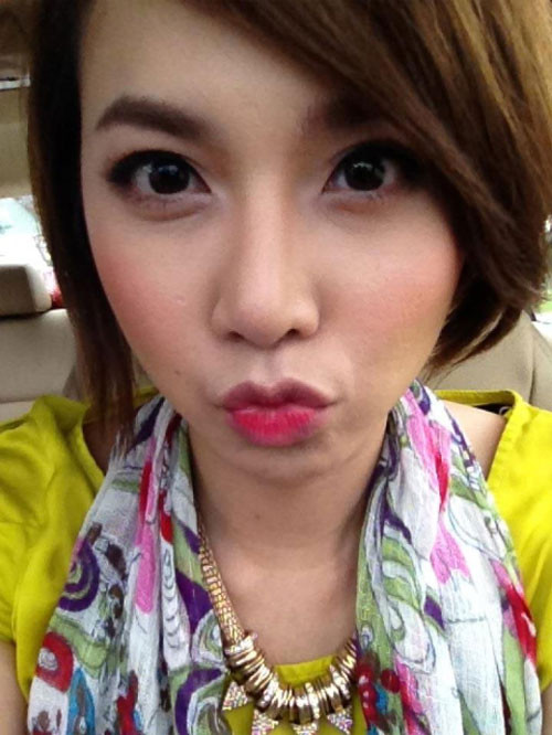 Đinh Ngọc Diệp sành điệu chu đôi môi đỏ tươi Đinh Ngọc Diệp sành điệu chu đôi môi đỏ tươi