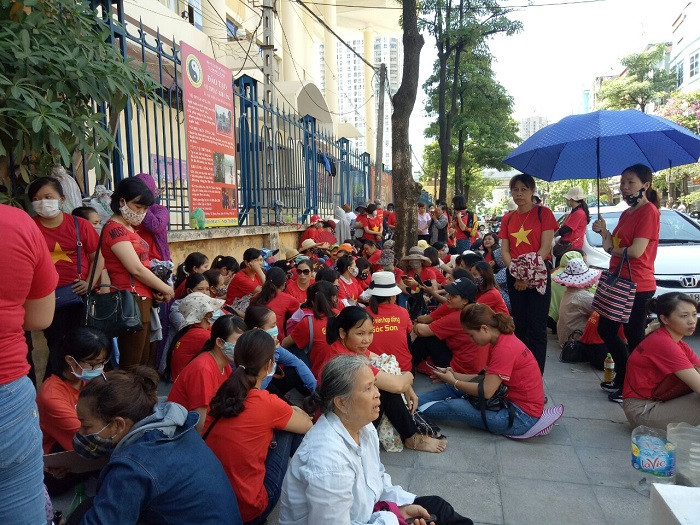 Hơn 200 giáo viên hợp đồng tại các huyện tiếp tục lên Hà Nội kêu cứu (Ảnh: V.N) Hơn 200 giáo viên hợp đồng tại các huyện tiếp tục lên Hà Nội kêu cứu (Ảnh: V.N)