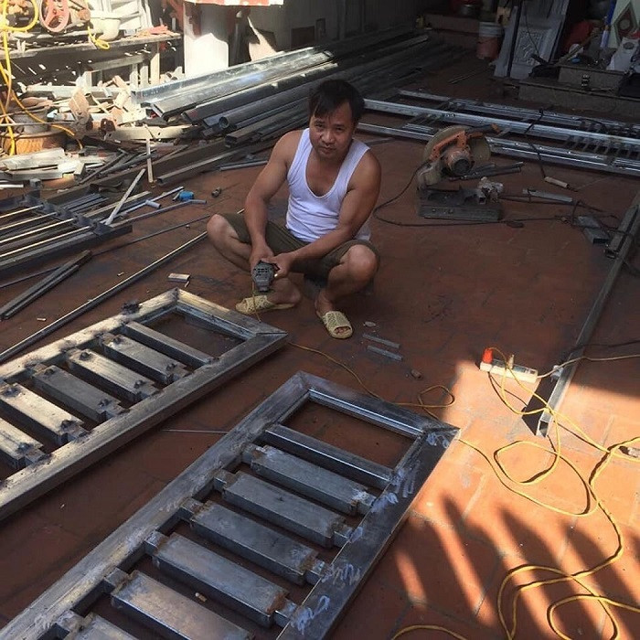 Người thầy trong câu chuyện từ bục giảng xuống chuồng lợn chỉ còn ít thời gian nữa là bị cắt hợp đồng (Ảnh: V.N) Người thầy trong câu chuyện từ bục giảng xuống chuồng lợn chỉ còn ít thời gian nữa là bị cắt hợp đồng (Ảnh: V.N)