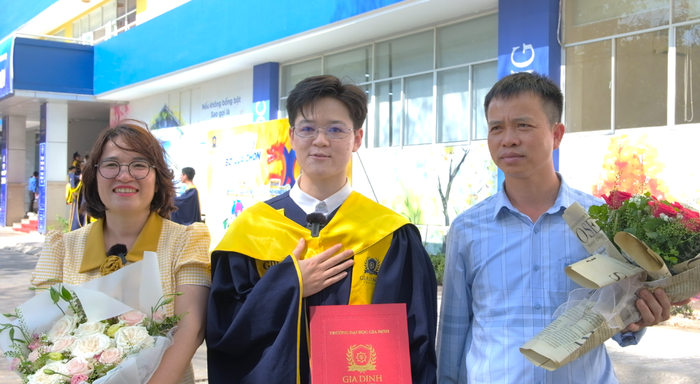 Tân khoa Lê Mai Như Quỳnh (giữa) cùng ba mẹ trong ngày lễ tốt nghiệp. Ảnh: Mỹ Ngọc Tân khoa Lê Mai Như Quỳnh (giữa) cùng ba mẹ trong ngày lễ tốt nghiệp. Ảnh: Mỹ Ngọc