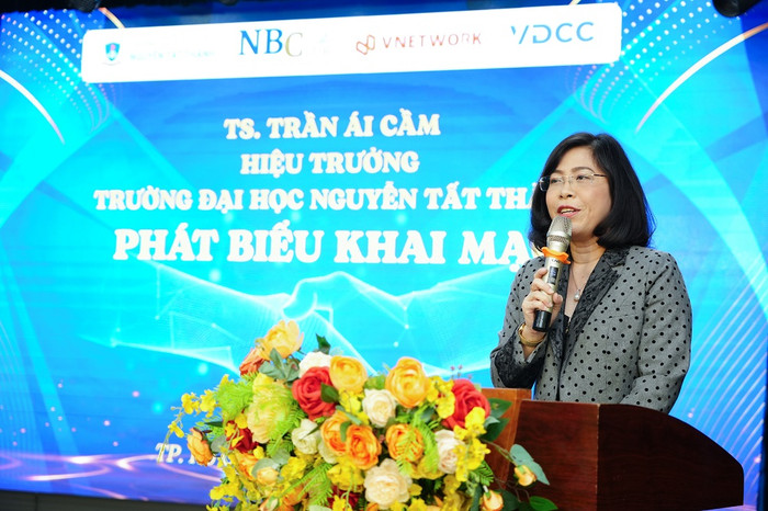 Tiến sĩ Trần Ái Cầm – Hiệu trưởng Trường Đại học Nguyễn Tất Thành phát biểu khai mạc chương trình. TS. Trần Ái Cầm – Hiệu trưởng Trường ĐH Nguyễn Tất Thành phát biểu khai mạc chương trình.jpg