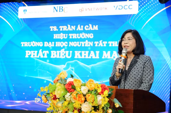TS. Trần Ái Cầm – Hiệu trưởng Trường ĐH Nguyễn Tất Thành phát biểu khai mạc chương trình.jpg