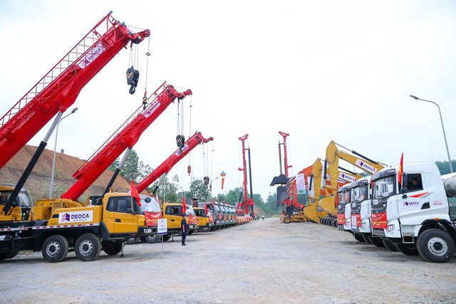 Dự án tuyến cao tốc cửa khẩu Hữu Nghị - Chi Lăng được thực hiện trên địa bàn các huyện: Chi Lăng, Cao Lộc, Văn Lãng và thành phố Lạng Sơn; có tổng chiều dài gần 60 km. Ảnh: VGP/Nhật Bắc Dự án tuyến cao tốc cửa khẩu Hữu Nghị - Chi Lăng được thực hiện trên địa bàn các huyện: Chi Lăng, Cao Lộc, Văn Lãng và thành phố Lạng Sơn; có tổng chiều dài gần 60 km. Ảnh: VGP/Nhật Bắc