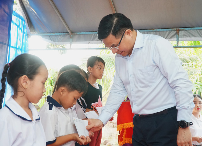 Chủ tịch Hội đồng thành viên Petrovietnam Lê Mạnh Hùng trao học bổng cho các em học sinh. 5-4.JPG
