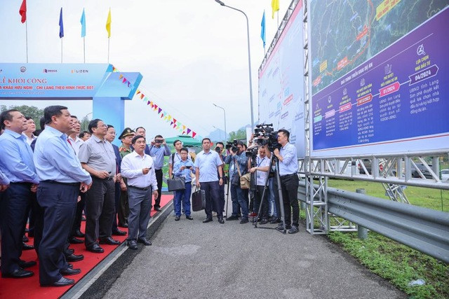 Chủ tịch Tập đoàn Đèo Cả báo cáo Thủ tướng về Dự án. Ảnh: VGP/Nhật Bắc Chủ tịch Tập đoàn Đèo Cả báo cáo Thủ tướng về Dự án. Ảnh: VGP/Nhật Bắc