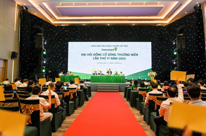 Ban Chủ toạ và các cổ đông biểu quyết thông qua các nội dung họp. Ban Chủ toạ và các cổ đông biểu quyết thông qua các nội dung họp.