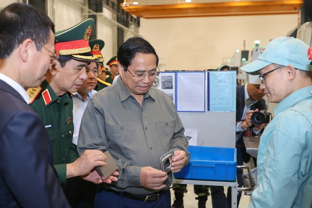 Thủ tướng tham quan xưởng sản xuất sản phẩm cơ khí chất lượng cao của Viettel. Ảnh: VGP/Nhật Bắc Thủ tướng tham quan xưởng sản xuất sản phẩm cơ khí chất lượng cao của Viettel. Ảnh: VGP/Nhật Bắc