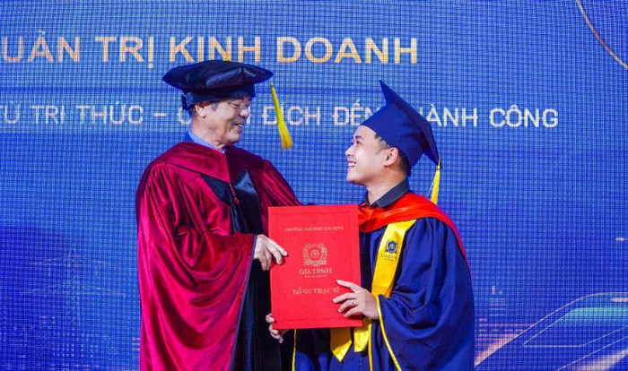 Phó Giáo sư, Tiến sĩ Thái Bá Cần – Hiệu trưởng Nhà trường trao bằng tốt nghiệp cho tân thạc sĩ. Ảnh: Xuân Trường Phó Giáo sư, Tiến sĩ Thái Bá Cần – Hiệu trưởng Nhà trường trao bằng tốt nghiệp cho tân thạc sĩ. Ảnh: Xuân Trường