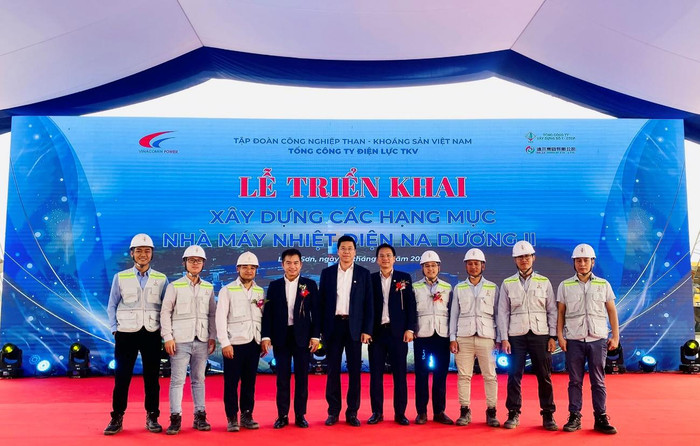 Ông Lê Bảo Anh – Tổng Giám đốc Tổng Công ty Xây dựng Số 1 – CTCP chụp ảnh lưu niệm cùng cán bộ, nhân viên – Người lao động tại Dự án Nhà máy Nhiệt điện Na Dương II. Ông Lê Bảo Anh – Tổng Giám đốc Tổng Công ty Xây dựng Số 1 – CTCP chụp ảnh lưu niệm cùng cán bộ, nhân viên – Người lao động tại Dự án Nhà máy Nhiệt điện Na Dương II.
