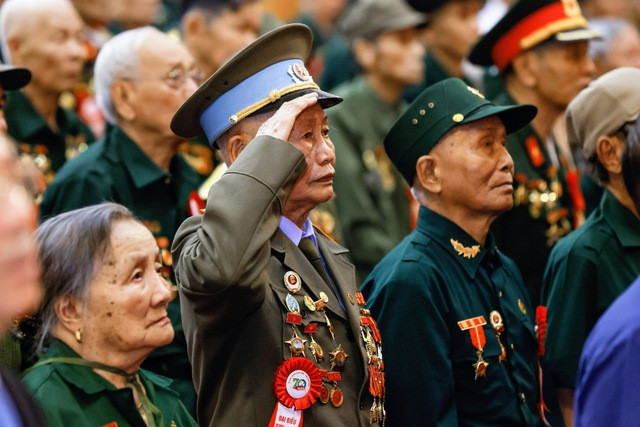 Cuộc gặp mặt, tri ân đầy ý nghĩa và xúc động với các chiến sĩ Điện Biên, thanh niên xung phong, dân công hỏa tuyến trực tiếp tham gia Chiến dịch Điện Biên Phủ được tổ chức sáng 17/4, tại thành phố Điện Biên Phủ. Ảnh: VGP/Nhật Bắc Cuộc gặp mặt, tri ân đầy ý nghĩa và xúc động với các chiến sĩ Điện Biên, thanh niên xung phong, dân công hỏa tuyến trực tiếp tham gia Chiến dịch Điện Biên Phủ được tổ chức sáng 17/4, tại thành phố Điện Biên Phủ. Ảnh: VGP/Nhật Bắc