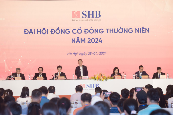 Đoàn Chủ tịch trả lời các câu hỏi quan tâm của cổ đông liên quan đến các mục tiêu và chiến lược kinh doanh cho giai đoạn phát triển mới. Ảnh 3.jpg
