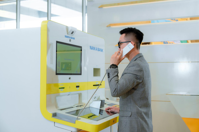 Khách hàng giao dịch tại ONEBANK. Khách hàng giao dịch tại ONEBANK.