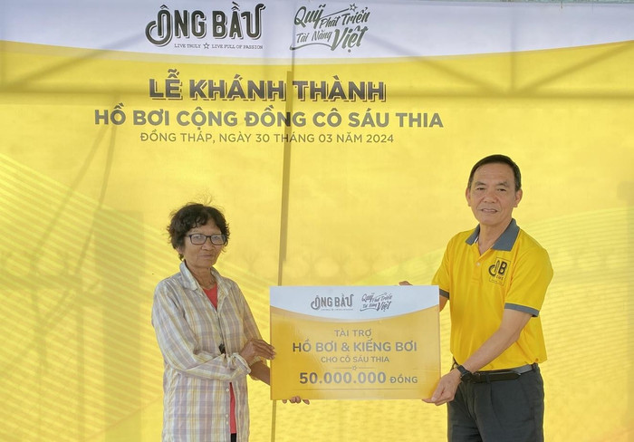 Đại diện Quỹ Phát triển Tài năng Việt trao tài trợ cho bà Sáu Thia. Đại diện Quỹ Phát triển Tài năng Việt trao tài trợ cho bà Sáu Thia.