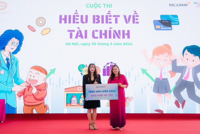 Bà Vũ Thu Hằng - Giám đốc Truyền thông BAC A BANK trao tặng 400 cuốn sách “Khéo khôn với tiền - Tránh những ưu phiền” tới các em học sinh TH School. 1. Bà Vũ Thu Hằng - Giám đốc Truyền thông BAC A BANK trao tặng 400 cuốn sách “Khéo khôn với tiền - Tránh những ưu phiền” tới các em học sinh TH School.JPG