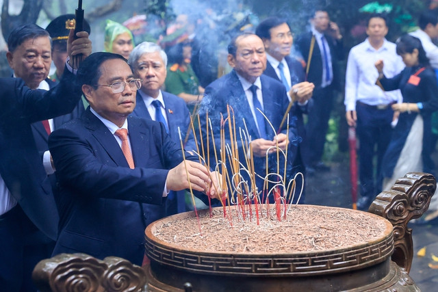 Thủ tướng Phạm Minh Chính dâng hương tưởng niệm các Vua Hùng tại Điện Kính Thiên trên đỉnh núi Nghĩa Lĩnh thuộc Khu Di tích lịch sử Quốc gia đặc biệt Đền Hùng ở thành phố Việt Trì, tỉnh Phú Thọ. Ảnh: VGP/Nhật Bắc img4005-17134047916091437761125.jpg