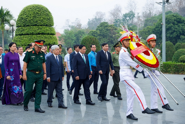 Thủ tướng Phạm Minh Chính và đoàn công tác dâng hương tưởng nhớ các Anh hùng, liệt sĩ tại Nghĩa trang liệt sĩ quốc gia A1. Ảnh: VGP/Nhật Bắc Thủ tướng Phạm Minh Chính và đoàn công tác dâng hương tưởng nhớ các Anh hùng, liệt sĩ tại Nghĩa trang liệt sĩ quốc gia A1. Ảnh: VGP/Nhật Bắc
