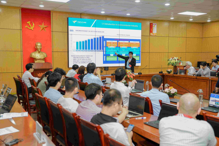 Giáo sư Nguyễn Đức Hòa - Phó hiệu trưởng Trường Vật liệu tại Đại học Bách khoa Hà Nội đại diện cho cộng đồng khoa học công nghệ Việt Nam trình bày tại toạ đàm. A3-3.jpg