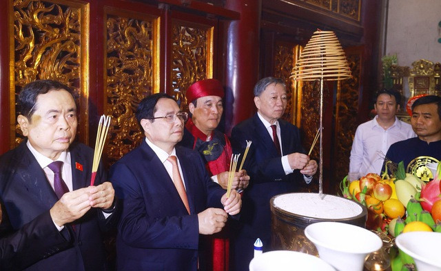 Thủ tướng Phạm Minh Chính và các đồng chí lãnh đạo Đảng, Nhà nước dâng hương trước bàn thờ các Vua Hùng. Thủ tướng Phạm Minh Chính và các đồng chí lãnh đạo Đảng, Nhà nước dâng hương trước bàn thờ các Vua Hùng.