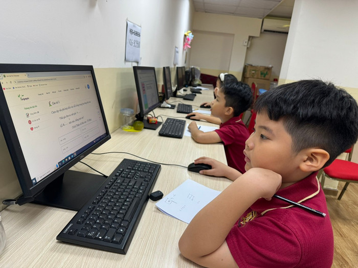 Học sinh tham gia thi dưới sự giám sát trực tuyến và quay phát âm thanh hình ảnh từ Ban tổ chức. Học sinh tham gia thi dưới sự giám sát trực tuyến và quay phát âm thanh hình ảnh từ Ban tổ chức.