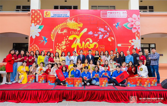 Chào Xuân Giáp Thìn 2024 thu hút đông đảo cán bộ, giảng viên, sinh viên HaUI tham gia trải nghiệm không gian Tết cổ truyền Trung Hoa với nhiều hoạt động thú vị và đặc sắc. Chào Xuân Giáp Thìn 2024 thu hút đông đảo cán bộ, giảng viên, sinh viên HaUI tham gia trải nghiệm không gian Tết cổ truyền Trung Hoa với nhiều hoạt động thú vị và đặc sắc.
