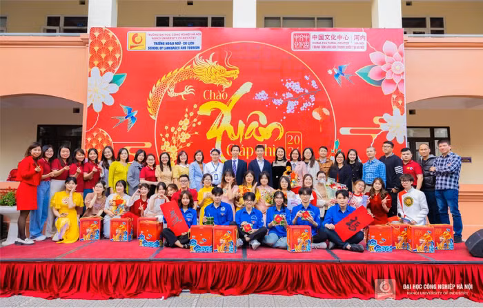 Chào Xuân Giáp Thìn 2024 thu hút đông đảo cán bộ, giảng viên, sinh viên HaUI tham gia trải nghiệm không gian Tết cổ truyền Trung Hoa với nhiều hoạt động thú vị và đặc sắc.