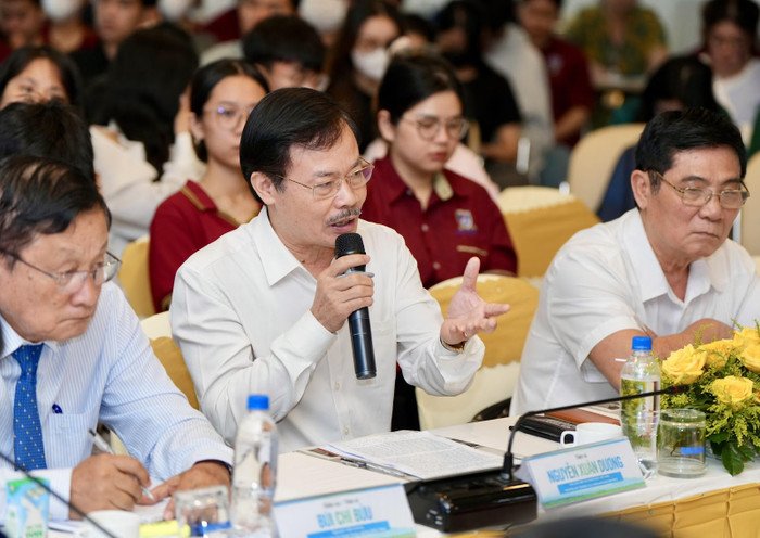 Tiến sĩ Nguyễn Xuân Dương (chính giữa) phát biểu tại tọa đàm Tiến sĩ Nguyễn Xuân Dương (chính giữa) phát biểu tại tọa đàm