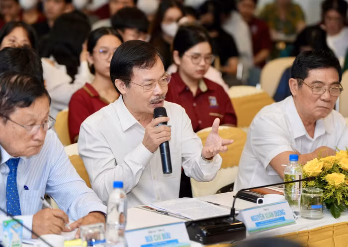 Tiến sĩ Nguyễn Xuân Dương (chính giữa) phát biểu tại tọa đàm