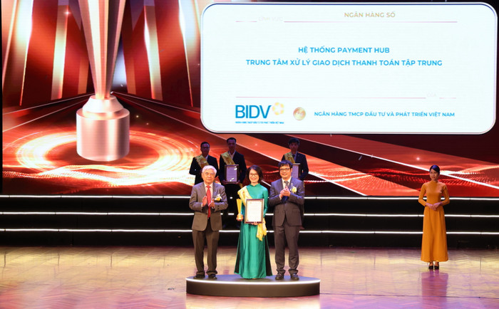 Đại diện Trung tâm Thanh toán BIDV nhận giải thưởng TOP 10 Sao Khuê 2024 với sản phẩm “Hệ thống Payment Hub - Trung tâm xử lý giao dịch thanh toán tập trung”. 1 - Đại diện BIDV nhận giải Top 10 - Hệ thống Payment Hub.jpg
