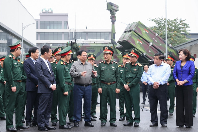 Thủ tướng tham quan trưng bày sản phẩm công nghệ cao của Viettel. Ảnh: VGP/Nhật Bắc Thủ tướng tham quan trưng bày sản phẩm công nghệ cao của Viettel. Ảnh: VGP/Nhật Bắc