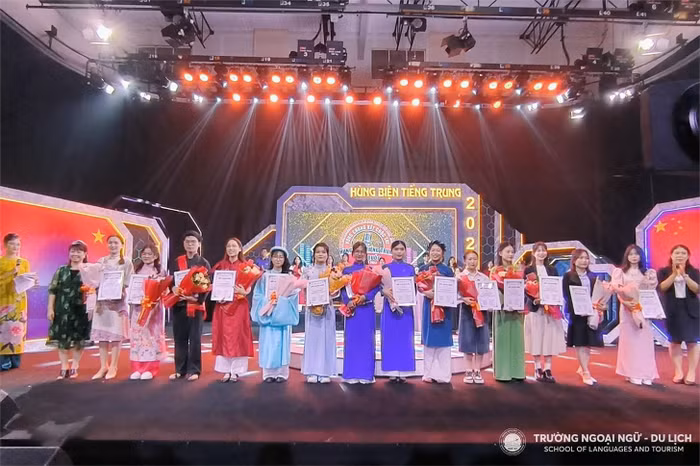 Sinh viên khoa Ngôn ngữ Trung Quốc, Trường Ngoại ngữ - Du lịch (HaUI) tranh tài tại vòng chung kết Cuộc thi hùng biện tiếng Trung toàn quốc năm 2023.