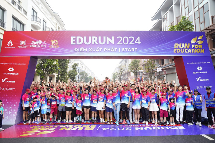 Dàn nghệ sĩ phụ huynh truyền cảm hứng như Diễn viên Mạnh Trường, Thanh Hương, Hoàng Kim Ngọc, cựu siêu mẫu Thúy Hằng, cầu thủ Mạc Hồng Quân tiếp lửa cho 10.000 vận động viên. ANH 3 (17).jpg