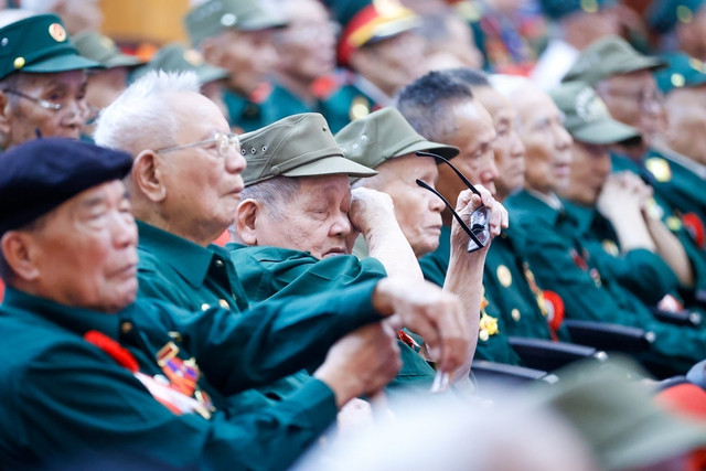 Những giọt nước mắt xúc động của các chiến sĩ Điện Biên, thanh niên xung phong, dân công hỏa tuyến trực tiếp tham gia Chiến dịch Điện Biên Phủ. Ảnh: VGP/Nhật Bắc Những giọt nước mắt xúc động của các chiến sĩ Điện Biên, thanh niên xung phong, dân công hỏa tuyến trực tiếp tham gia Chiến dịch Điện Biên Phủ. Ảnh: VGP/Nhật Bắc