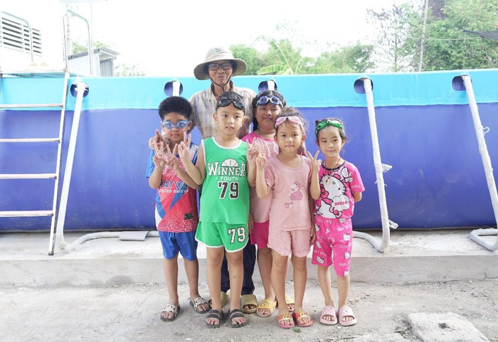 “Cô giáo” Sáu Thia cùng các học trò tại lớp bơi miễn phí bên chiếc hồ mới. “Cô giáo” Sáu Thia cùng các học trò tại lớp bơi miễn phí bên chiếc hồ mới.