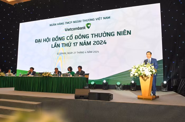 Ông Nguyễn Thanh Tùng - Thành viên Hội đồng quản trị, Tổng Giám đốc trình bày Báo cáo của Ban Điều hành về kết quả hoạt động kinh doanh năm 2023 và định hướng năm 2024.