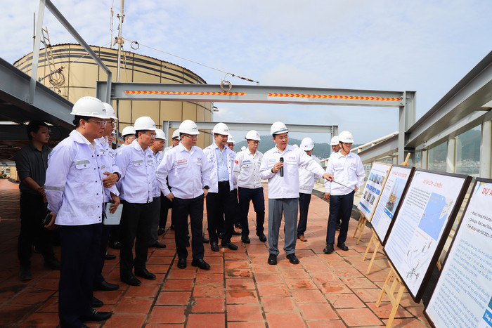 Chủ tịch Hội đồng thành viên Petrovietnam Lê Mạnh Hùng thị sát khu vực thi công chân đế điện gió ngoài khơi của PTSC Anh 1-4.JPG