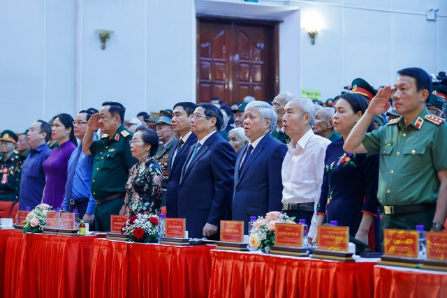 Thủ tướng Phạm Minh Chính và các đại biểu thực hiện nghi lễ chào cờ tại cuộc gặp mặt, tri ân những người trực tiếp tham gia Chiến dịch Điện Biên Phủ. Ảnh: VGP/Nhật Bắc Thủ tướng Phạm Minh Chính và các đại biểu thực hiện nghi lễ chào cờ tại cuộc gặp mặt, tri ân những người trực tiếp tham gia Chiến dịch Điện Biên Phủ. Ảnh: VGP/Nhật Bắc