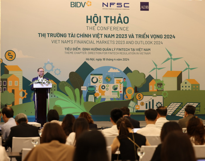 Tiến sĩ Cấn Văn Lực - Chuyên gia Kinh tế trưởng BIDV, Giám đốc Viện Đào tạo và Nghiên cứu BIDV – trình bày tóm tắt báo cáo “Thị trường tài chính Việt Nam năm 2023 và triển vọng năm 2024”. Anh 02.jpg