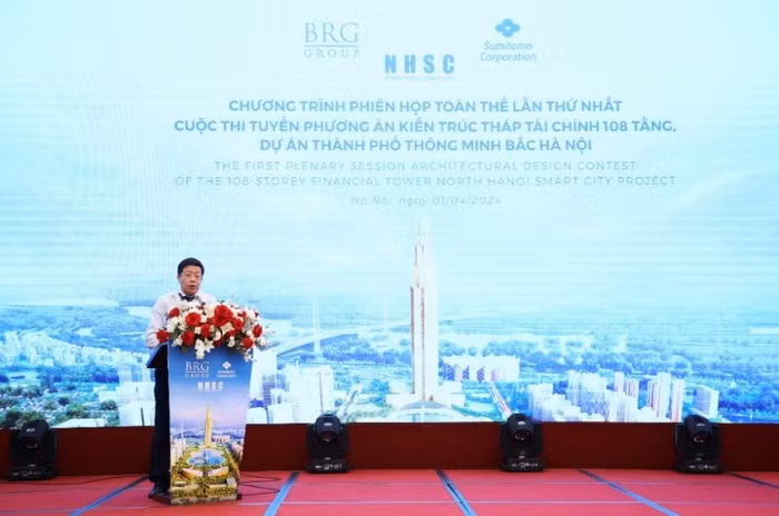 Tiến sĩ, Kiến trúc sư Dương Đức Tuấn, Phó Chủ tịch Uỷ ban nhân dân Thành phố Hà Nội phát biểu tại phiên họp.